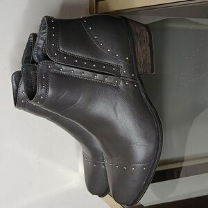 Journee collection womens Grey gypsy block heel bootie size 8